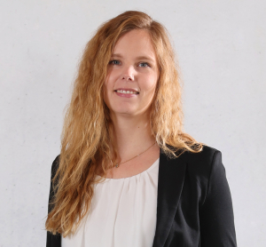 Portraitfoto von Autorin Sabine