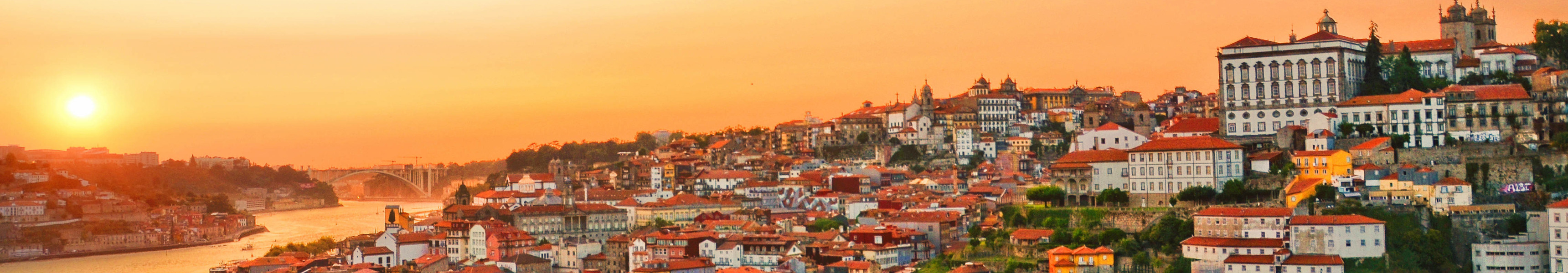 Sonnenuntergang über dem Stadtzentrum von Porto und dem Douro in Portugal.