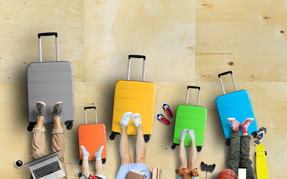 Gepackte Koffer f&uuml;r die Kreuzfahrt f&uuml;r die ganze Familie