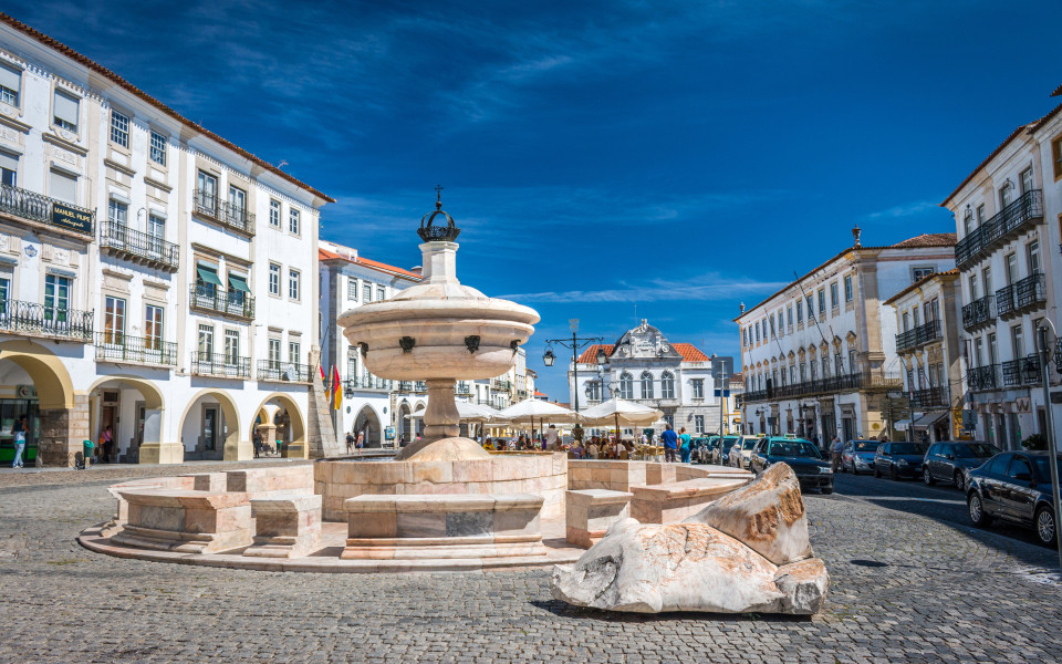 Place de Pra&ccedil;a do Giraldo in Evora, einer der sch&ouml;nsten St&auml;dte Portugals