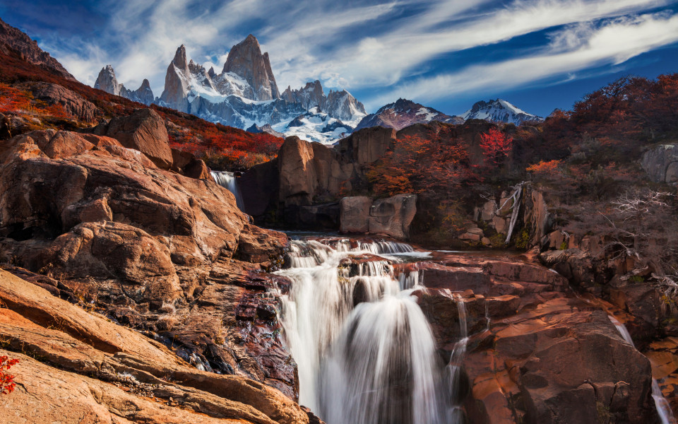 Sch&ouml;ne Aussicht mit Wasserfall und Berg Fitz Roy in Patagonien, Argentinien