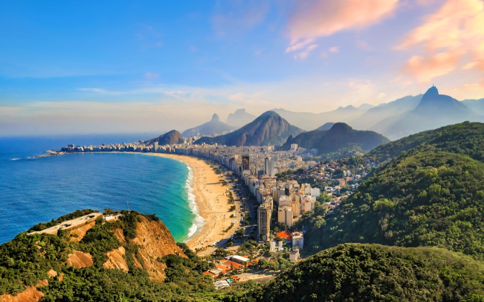 Stadtpanorama von Rio de Janeiro mit Copacabana-Strand, Hochh&auml;usern und umliegenden H&uuml;geln.