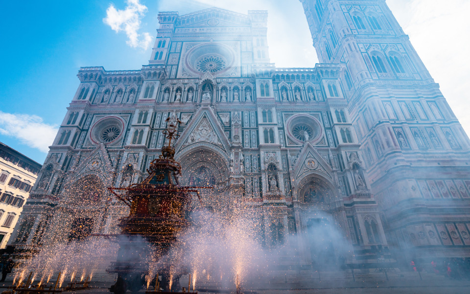 Feuerwerk rund um Brindellone Cart am Duomo, Scoppio Del Carro in Florenz während des Scoppio del Carro