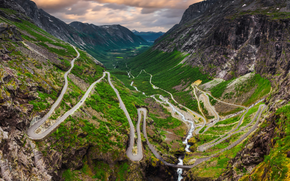 Die Trollstigen-Straße in Norwegen schlängelt sich mit engen Haarnadelkurven durch eine spektakuläre Gebirgslandschaft.