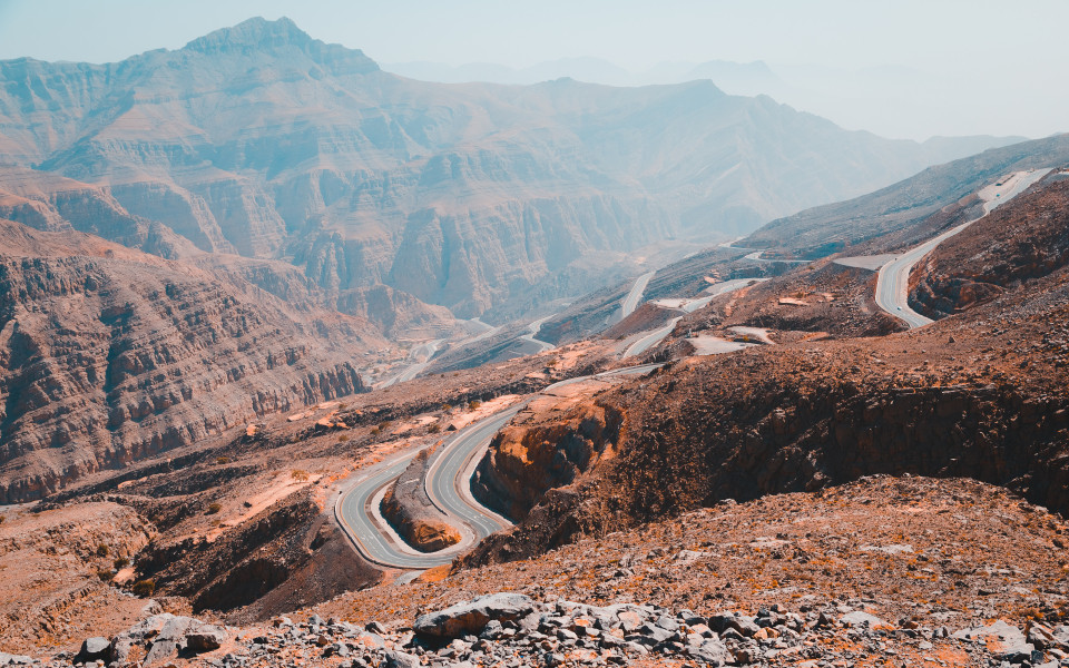 Blick auf die Straßen des Jebel Jais in Ras Al Khaimah, der höchste Berg in den Vereinigten Arabischen Emiraten