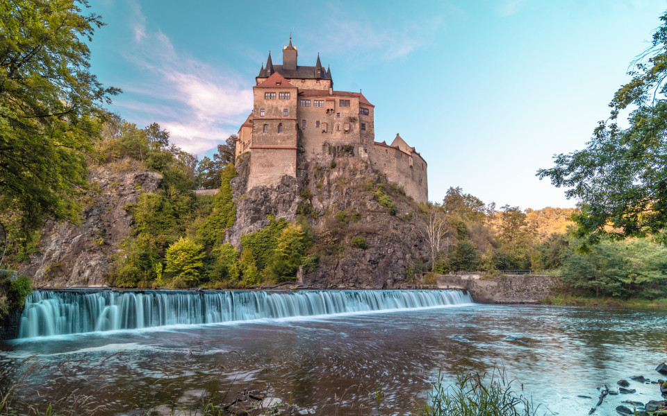 Blick auf die Burg Kriebstein bei Sonnenschein
