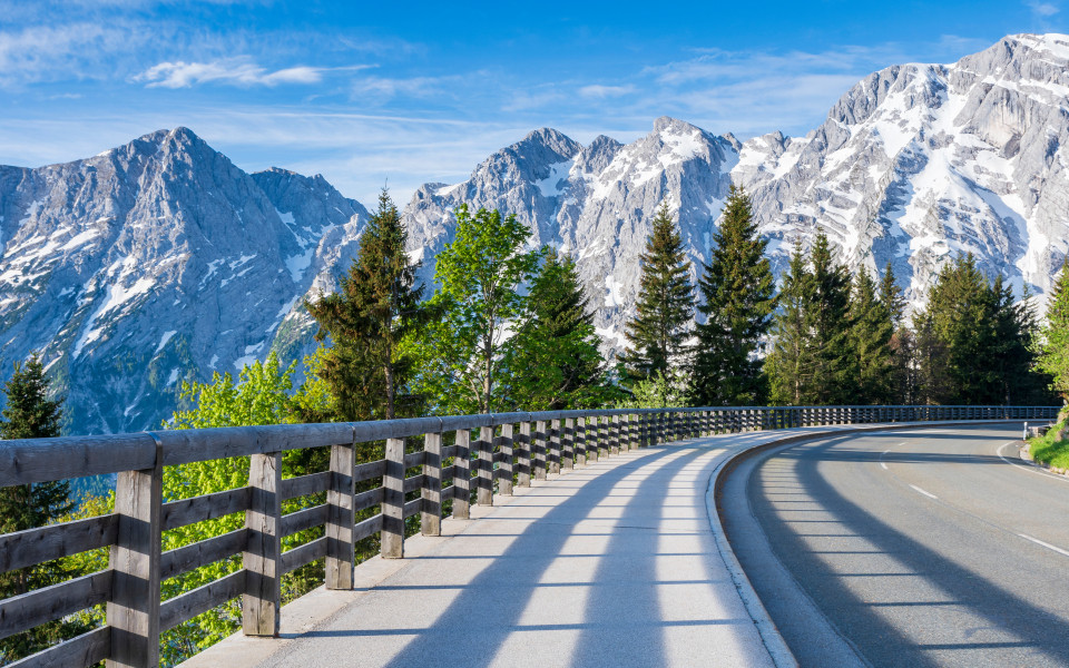 Autoleere Rossfeld Panoramastra&szlig;e mit Blick auf die umliegenden Bergketten bei Sonnenschein. 