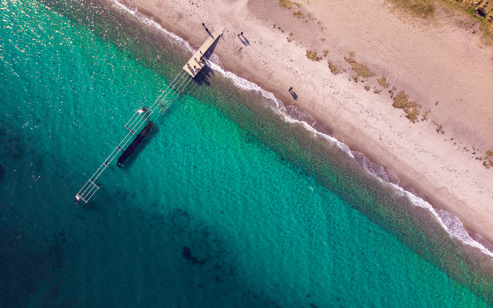 Blick auf einen Steg ins Meer am Strand von Aarhus