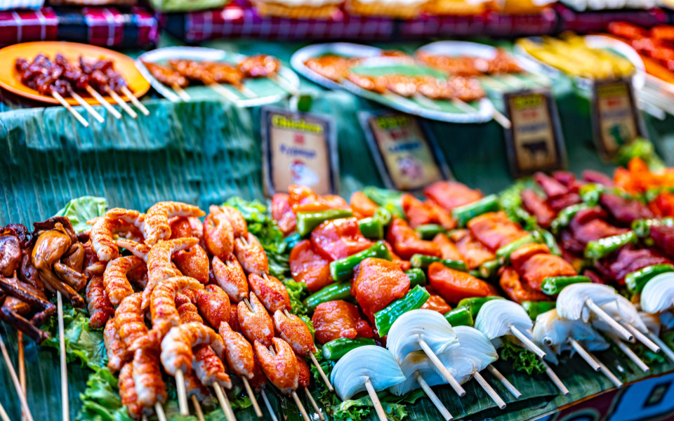 Schaschliks werden auf dem Bangla-Nachtmarkt in Patong, Thailand, verkauft